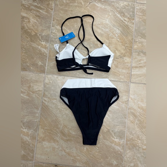 Bikini - Picture 2 of 3